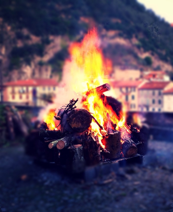 #ilfuocodelcuore che arde nella piazza di Pigna. Partecipa anche tu alla nostra raccolta di fuochi della tradizione natalizia #ilfuocodelcuore che arde nella piazza di Pigna. Partecipa anche tu alla nostra raccolta di fuochi della tradizione natalizia
