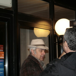 Festival di Sanremo: i vip paparazzati sotto la pioggia di ieri notte in piazza Bresca