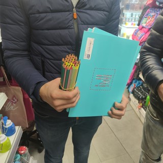 Guerra in Ucraina, la generosità degli imperiesi: Luigi Sibilla e Sergio Tenga di S&amp;C donano materiale per i bambini che iniziano la scuola in Italia (foto)