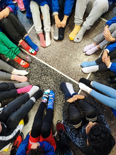 Sanremo, alla Rodari la Giornata dei calzini spaiati: in classe letti racconti sulle diversità (foto)