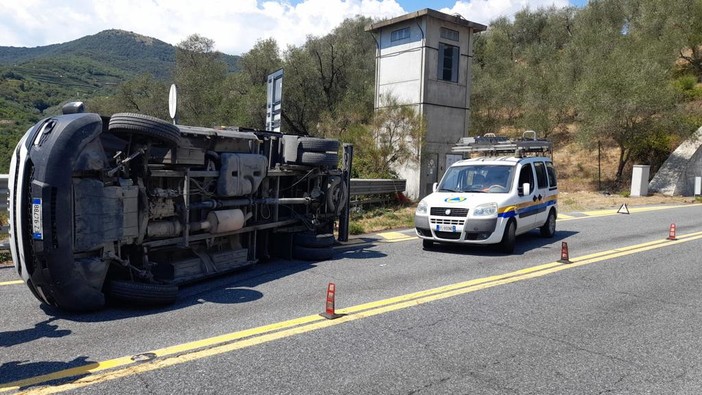 Incidente sulla Statale 28, furgone si ribalta all'altezza della galleria di Cesio (foto) Incidente sulla Statale 28, furgone si ribalta all'altezza della galleria di Cesio (foto)