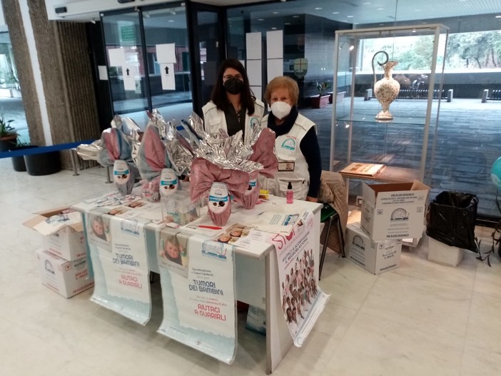 Lotta al neuroblastoma: nella sede della Regione Liguria le uova di Pasqua del 'Bambino con l'imbuto' Lotta al neuroblastoma: nella sede della Regione Liguria le uova di Pasqua del 'Bambino con l'imbuto'