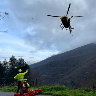Rezzo, vola per 10 metri e finisce nel fiume: 85enne  al Santa Corona in codice rosso (foto e video)