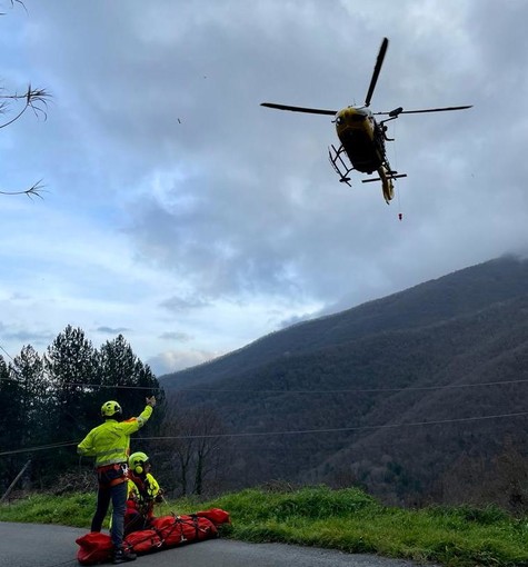 Rezzo, vola per 10 metri e finisce nel fiume: 85enne  al Santa Corona in codice rosso (foto e video)