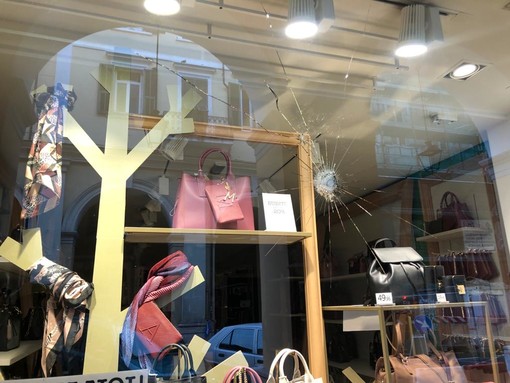 È un 18enne imperiese l'autore degli atti vandalici in via Bonfante, Scajola: "Sarà denunciato" È un 18enne imperiese l'autore degli atti vandalici in via Bonfante, Scajola: "Sarà denunciato"