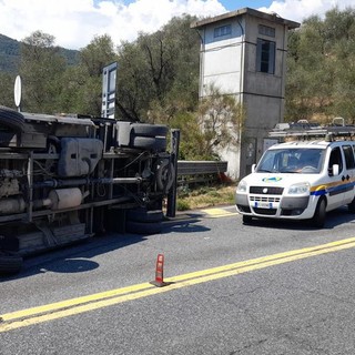 Incidente sulla Statale 28, furgone si ribalta all'altezza della galleria di Cesio (foto)