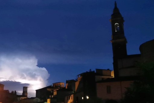 Poca pioggia nonostante l’allerta gialla prolungata, ma tempesta di fulmini nel cielo di Imperia e Diano (foto e video)