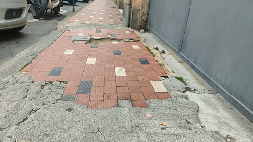 Marciapiede sconnesso a Imperia, protesta tra i residenti di via Alfieri: "Timore di cadute soprattutto per gli anziani" Marciapiede sconnesso a Imperia, protesta tra i residenti di via Alfieri: "Timore di cadute soprattutto per gli anziani"