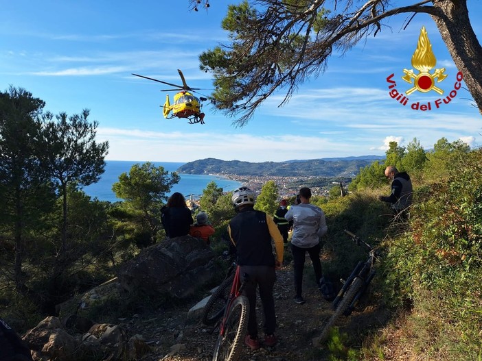 Biker cade in un sentiero a Cervo, in elisoccorso al Santa Corona (foto e video) Biker cade in un sentiero a Cervo, in elisoccorso al Santa Corona (foto e video)