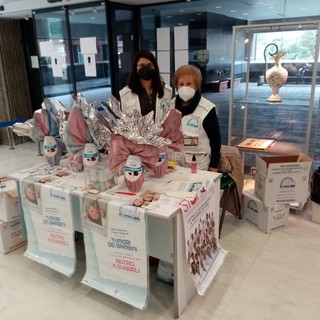 Lotta al neuroblastoma: nella sede della Regione Liguria le uova di Pasqua del 'Bambino con l'imbuto'