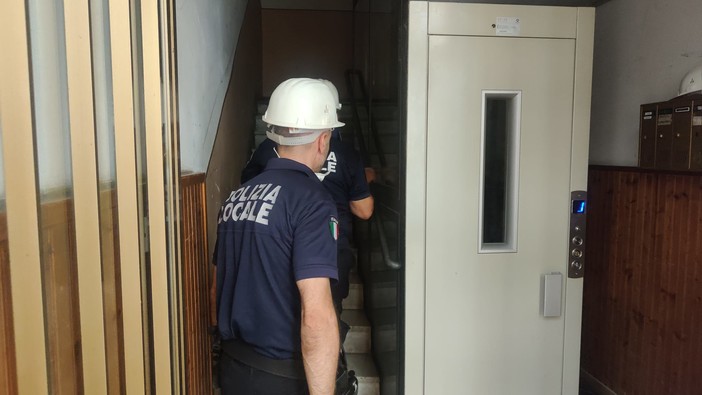 Imperia, allarme per la formazione di crepe all'ultimo piano di un palazzo di via Della Repubblica (foto)