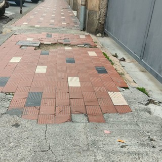 Marciapiede sconnesso a Imperia, protesta tra i residenti di via Alfieri: "Timore di cadute soprattutto per gli anziani"