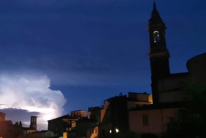 Poca pioggia nonostante l’allerta gialla prolungata, ma tempesta di fulmini nel cielo di Imperia e Diano (foto e video)
