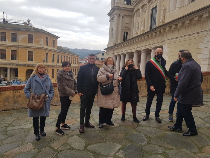 Imperia, conclusa la posa delle pietre d’inciampo per ricordare i concittadini deportati nei campi di sterminio (foto)
