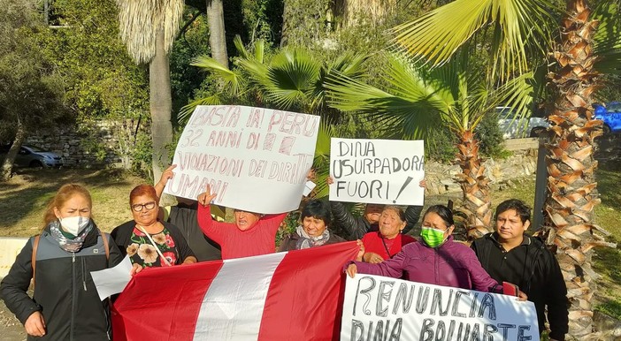 Imperia, presidio dei peruviani per difendere il presidente Castillo: “Pace per il nostro Paese” Imperia, presidio dei peruviani per difendere il presidente Castillo: “Pace per il nostro Paese”