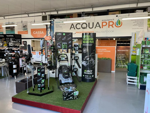 Lavorare in giardino in un ambiente più pulito, più silenzioso e più sicuro è possibile con gli attrezzi a batteria intercambiabile! Lavorare in giardino in un ambiente più pulito, più silenzioso e più sicuro è possibile con gli attrezzi a batteria intercambiabile!