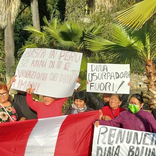 Imperia, presidio dei peruviani per difendere il presidente Castillo: “Pace per il nostro Paese” Imperia, presidio dei peruviani per difendere il presidente Castillo: “Pace per il nostro Paese”