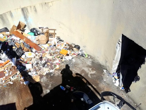 Imperia, ennesima bonifica De.Vizia alle 'Case parcheggio' di via Airenti. Gagliano “Risolveremo in maniera definitiva” (Foto) Imperia, ennesima bonifica De.Vizia alle 'Case parcheggio' di via Airenti. Gagliano “Risolveremo in maniera definitiva” (Foto)