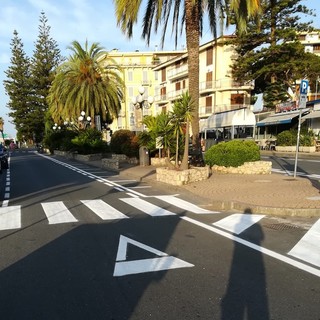 Sanremo: nuova segnaletica orizzontale in centro, partiti i lavori (foto)
