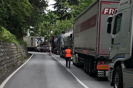 Pornassio: due Tir ieri incastrati sulla SS28, il sindaco Adolfo "Chiederò la loro interdizione dalla statale!" Pornassio: due Tir ieri incastrati sulla SS28, il sindaco Adolfo "Chiederò la loro interdizione dalla statale!"