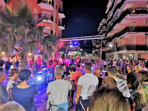 San Bartolomeo al Mare: dopo la Notte Oro (foto), la Festa Europea della Musica prosegue anche oggi e domani San Bartolomeo al Mare: dopo la Notte Oro (foto), la Festa Europea della Musica prosegue anche oggi e domani