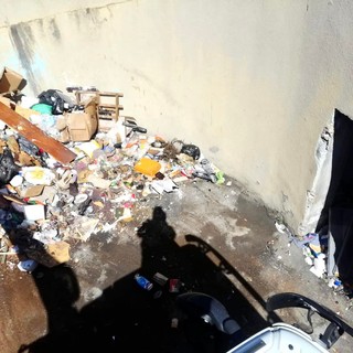 Imperia, ennesima bonifica De.Vizia alle 'Case parcheggio' di via Airenti. Gagliano “Risolveremo in maniera definitiva” (Foto)