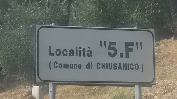 Località 5F: dopo 123 anni è ancora mistero sulle lettere comparse dal nulla e sul loro significato. Il racconto di chi abita ora nella casa