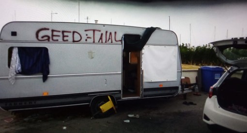 Imperia, blitz mattutino dei vigili: rimossa la roulotte all’ingresso del porto turistico. Era diventata rifugio di senzatetto (foto)