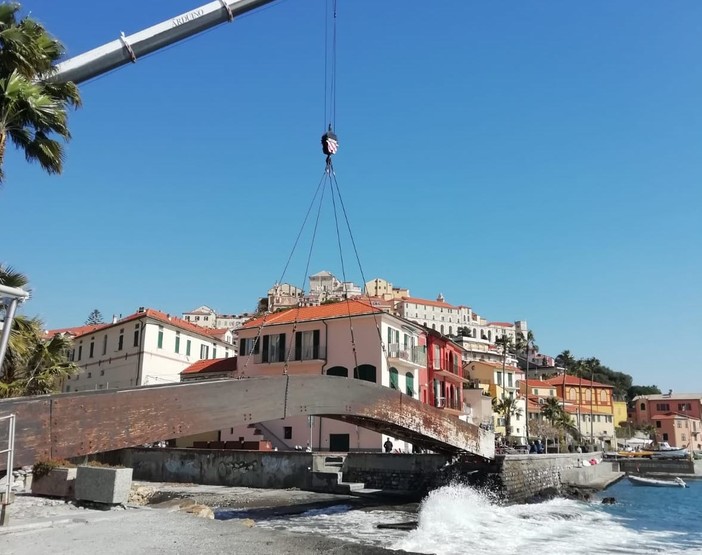 Imperia, le spettacolari immagini della rimozione del ponte della Foce (foto e video) Imperia, le spettacolari immagini della rimozione del ponte della Foce (foto e video)
