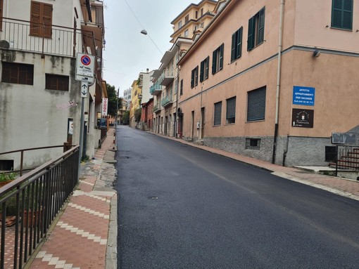 Imperia, asfaltata via Pirinoli una delle strade più trafficate di Porto Maurizio (foto)