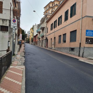 Imperia, asfaltata via Pirinoli una delle strade più trafficate di Porto Maurizio (foto) Imperia, asfaltata via Pirinoli una delle strade più trafficate di Porto Maurizio (foto)