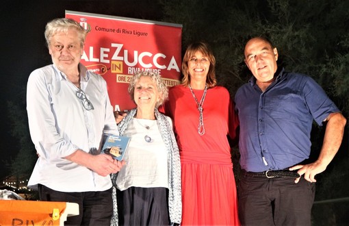 Riva Ligure: ieri sera in piazza Ughetto la presentazione del nuovo libro di Gianni Farinetti (Foto e Video) Riva Ligure: ieri sera in piazza Ughetto la presentazione del nuovo libro di Gianni Farinetti (Foto e Video)