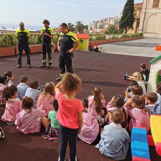 Imperia, esercitazione gruppo cinofili vigili del fuoco per i bambini della Littardi (foto) Imperia, esercitazione gruppo cinofili vigili del fuoco per i bambini della Littardi (foto)