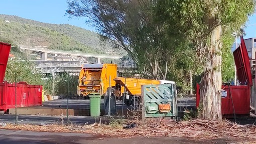 Discarica a cielo aperto in pieno centro a Imperia, protestano i residenti: “Si trovi un sito più idoneo o si tenga pulito” (foto) Discarica a cielo aperto in pieno centro a Imperia, protestano i residenti: “Si trovi un sito più idoneo o si tenga pulito” (foto)