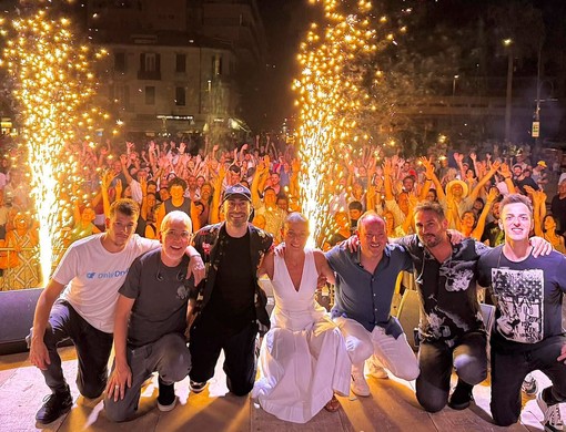 Ferragosto, tuffo negli anni '90 e 2000 a Ventimiglia: folla al Resentello per '883 Experience' (Foto)
