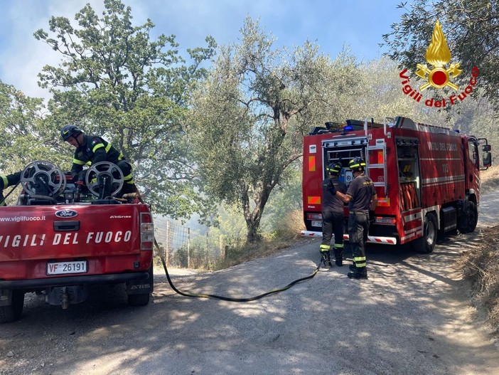 San Biagio della Cima: incendio di sterpaglie vicino alla chiesetta dell'Annunziata (foto e video)