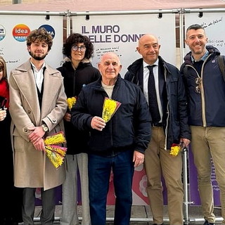 Sanremo: un muro di riflessione e rametti di mimosa per la Giornata delle Donne (foto)