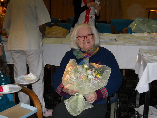 Sanremo: festeggiati sabato scorso a 'Casa Serena' i 90 anni di una ospite di Vercelli