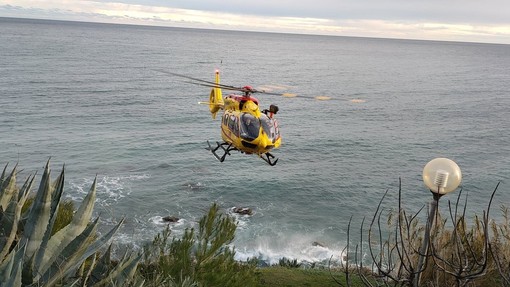 Sanremo: scontro tra un'auto e uno scooter in corso Mazzini, 46enne portato in elicottero a Pietra Ligure