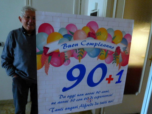 Sanremo: 91 anni e non sentirli, oggi è il compleanno di Alfredo Schiavi che ha ricevuto gli auguri con un 'cartello dei suoi'