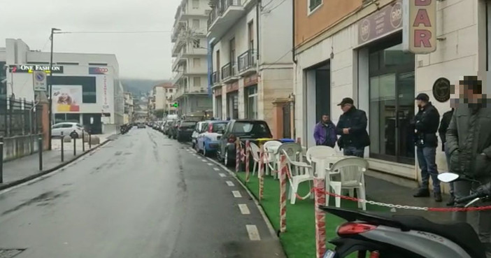 Imperia, processo Moussa Balde: manifestanti insultano gli imputati: "Assassini, bastardi, avete ucciso un ragazzo..." (foto e video)
