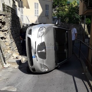 L'auto ribaltata in strada Borgo