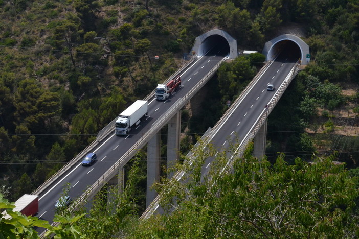 Bordighera: incidente sulla A10, perde il controllo del furgoncino e blocca l'autostrada