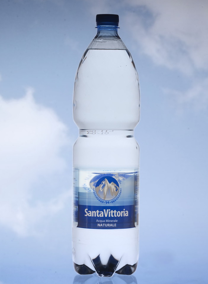 Diecimila bottiglie di acqua minerale 'Santa Vittoria' in omaggio ai terremotati