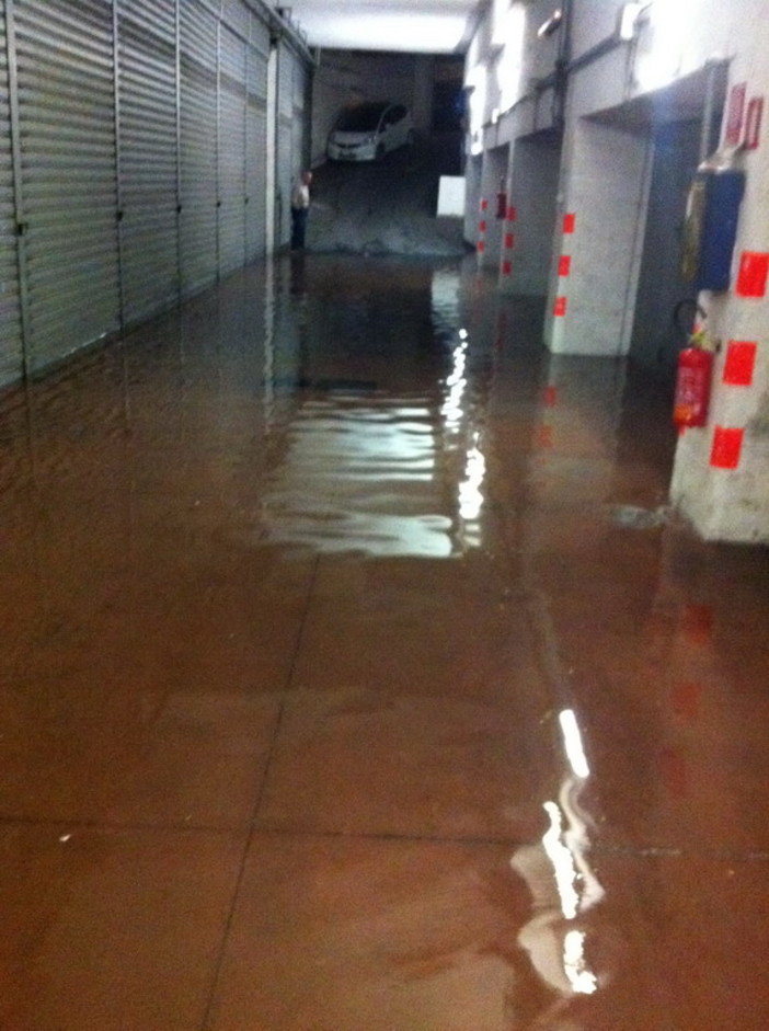 Sanremo: si rompe un tubo, mezzo metro d'acqua stanotte in un garage di via Galileo Galilei Sanremo: si rompe un tubo, mezzo metro d'acqua stanotte in un garage di via Galileo Galilei