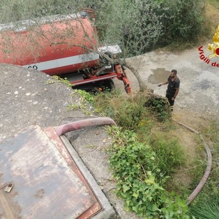 Vessalico: nell'entroterra oggi due viaggi dell'autobotte dei Vigili del Fuoco per rifornimento d'acqua (Foto) Vessalico: nell'entroterra oggi due viaggi dell'autobotte dei Vigili del Fuoco per rifornimento d'acqua (Foto)