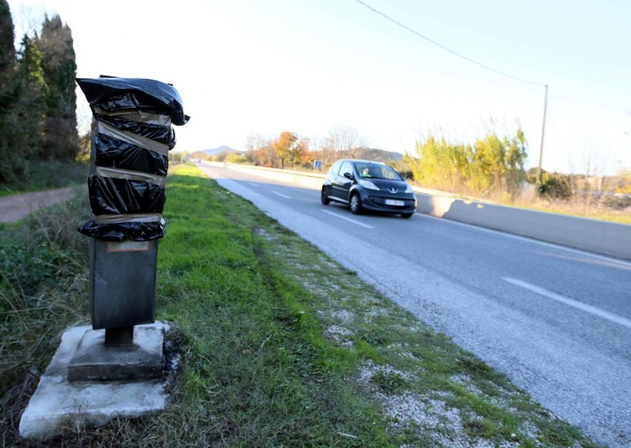 Francia: la metà degli autovelox coperti dai 'Gilet Jeaunes' anche sulla Costa Azzurra