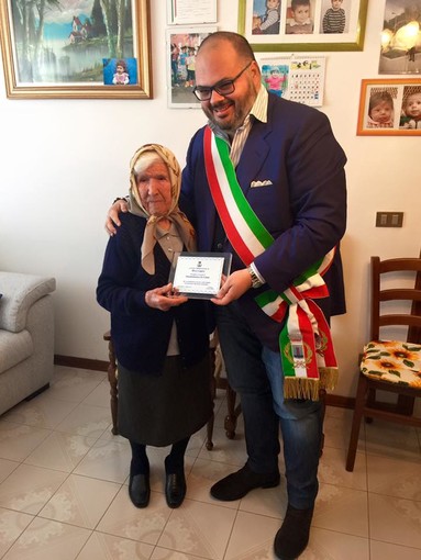 Riva Ligure: il Sindaco Giorgio Giuffra ha premiato oggi la neo centenaria Anna Domenica Febbo Riva Ligure: il Sindaco Giorgio Giuffra ha premiato oggi la neo centenaria Anna Domenica Febbo