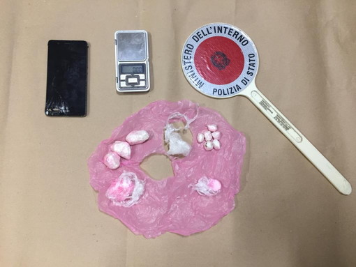 Sanremo: 23enne sanremese incensurato spacciava cocaina in casa, arrestato dalla Polizia