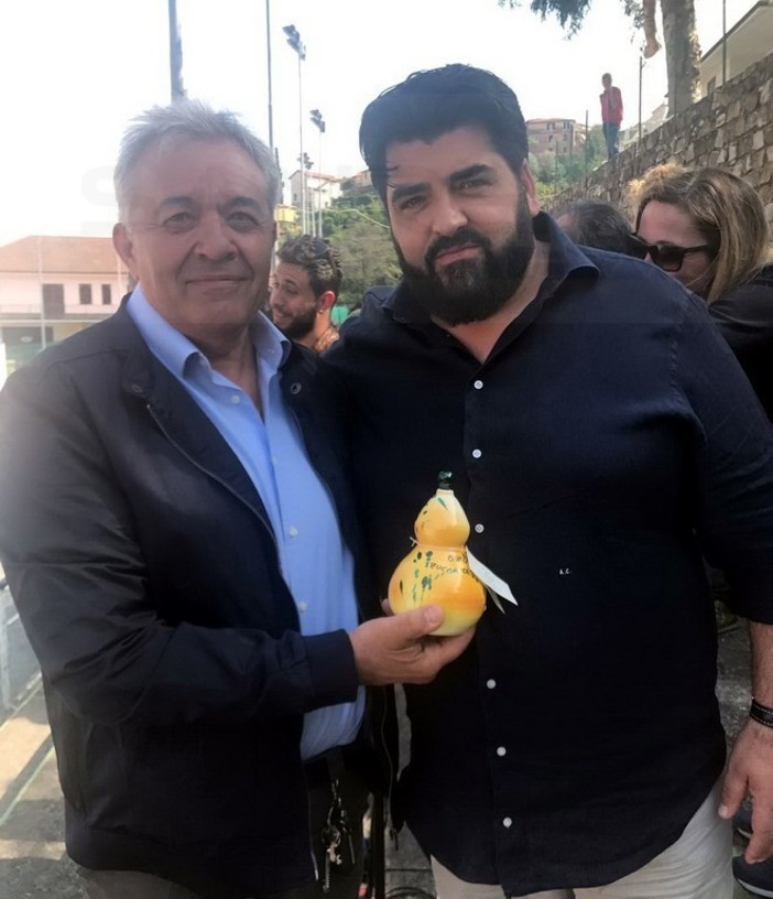 Imperia: il Comitato San Giovanni ha consegnato la ‘zucchetta’ allo chef Antonino Cannavacciuolo (Foto) Imperia: il Comitato San Giovanni ha consegnato la ‘zucchetta’ allo chef Antonino Cannavacciuolo (Foto)
